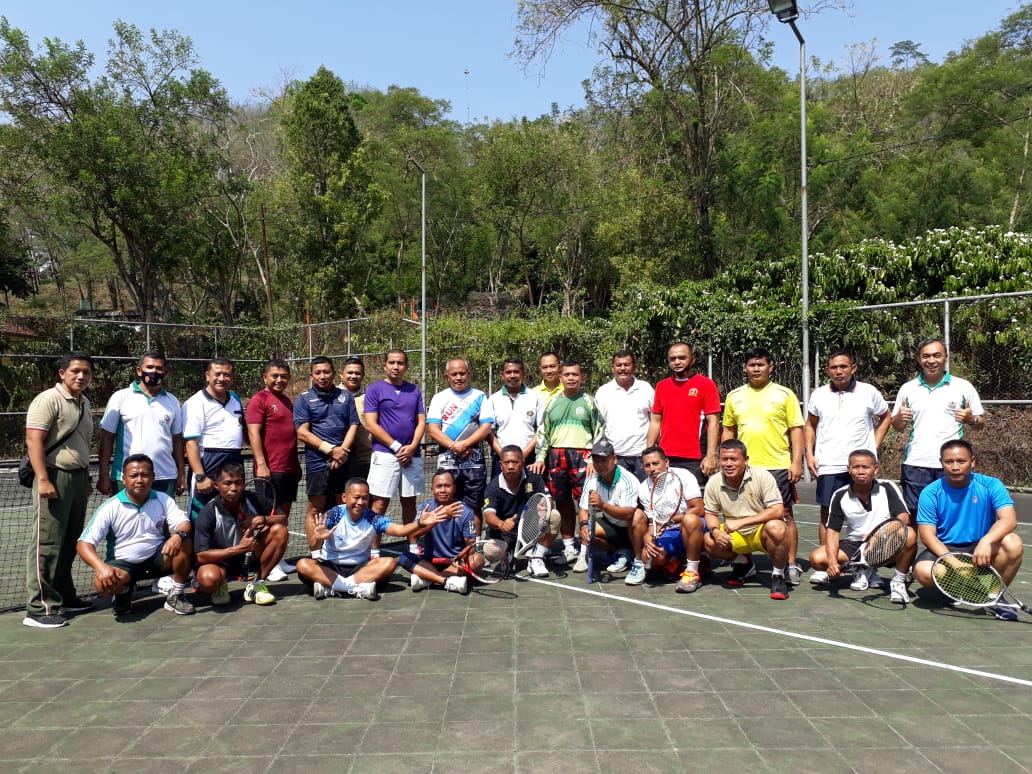 Untuk Menjaga Kebugaran Tubuh, Danrem 073/MKT Olahraga Tenis Lapangan Bersama Jajaran 